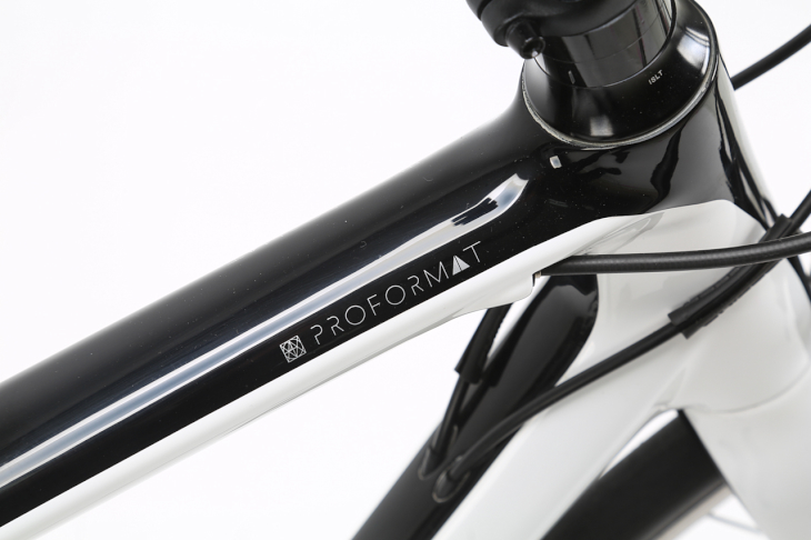 アンカーバイクの根幹を成すシステムである「PROFORMAT」のロゴが入る