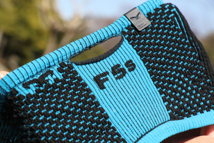 F5sのモデル名が刺繍されている