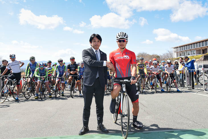 片山右京JBCF新理事長と窪木一茂(チームブリヂストンサイクリング )が握手
