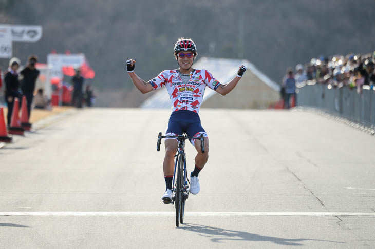 今季2勝目、自身にとってもプロ2勝目を挙げた岡篤志(宇都宮ブリッツェン)