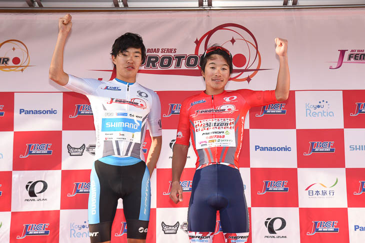 ルビーレッドジャージは岡篤志(宇都宮ブリッツェン)ピュアホワイトジャージは小山貴大(シマノレーシング)