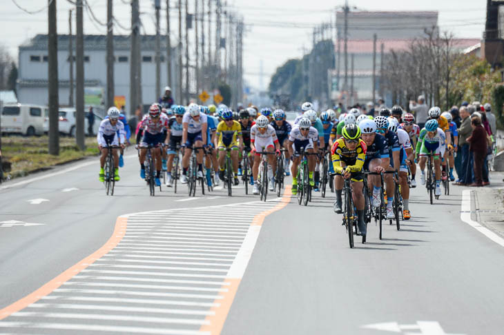 30kmを過ぎてなお続くアタック合戦