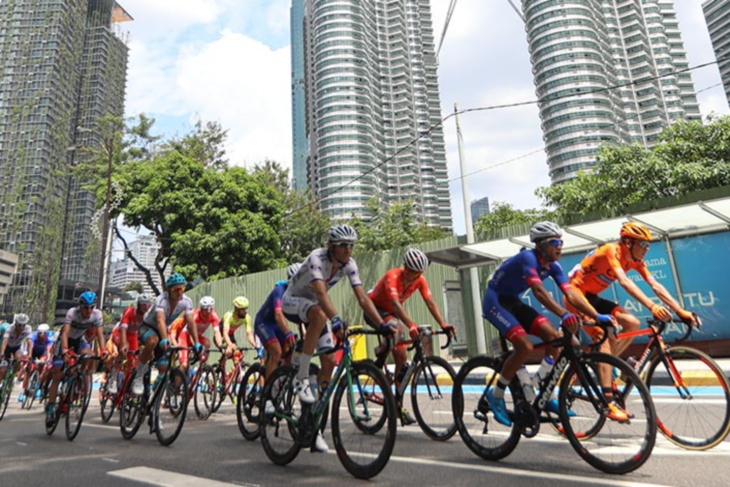 マレーシアの首都クアラルンプールを集団が走る