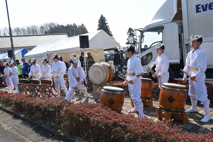 スタート前セレモニーで披露された那須町の狐太鼓