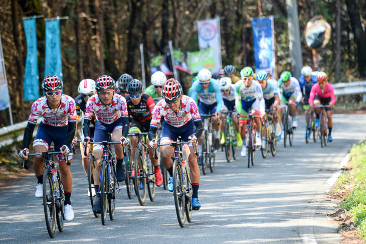 60km付近　最初の3級山岳に向かう登りで宇都宮ブリッツェンが攻勢に出る