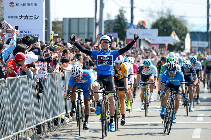 レイモンド・クレダー（チーム右京）がスプリント勝負を制して第3ステージ優勝