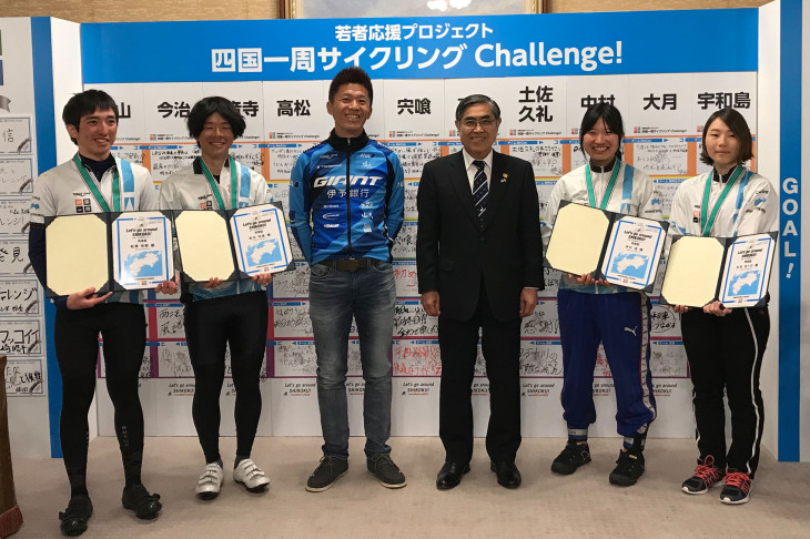 愛媛県庁でのゴールセレモニー 写真左よりMeCanの2人、門田さん、 上甲副知事、限界女子大生の2人