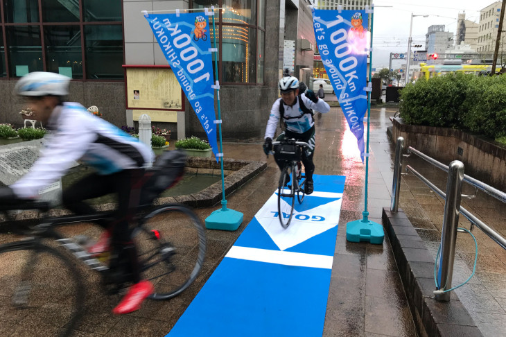 高知会場でのゴール 雨の中、チームKMTが無事到着