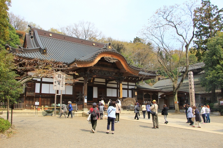 平日でも多くの人が集まる深大寺もほど近い