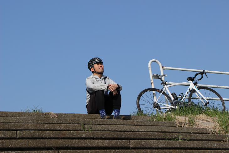 川まで降りられる階段も整備されており、ここは黄昏れるのにピッタリな場所