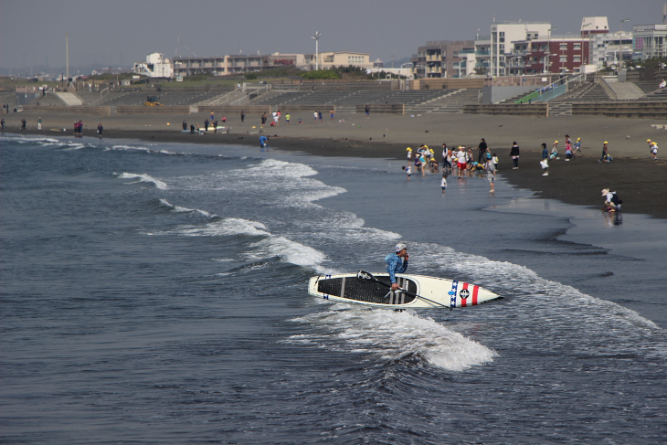 海開きはしたっけ？と思ってしまうほど多く人が砂浜で遊んでいた