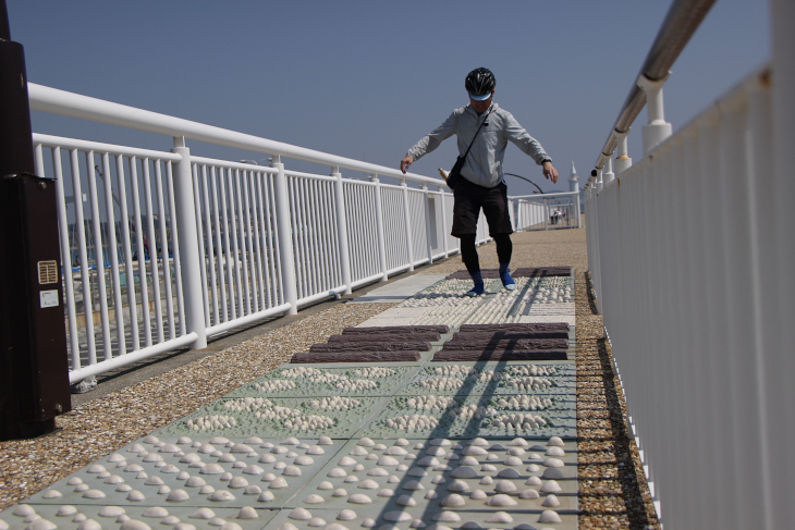 江ノ島に渡り道なりに進んだところにある堤防には、足踏み健康器具のような凸凹が設けられたゾーンがある