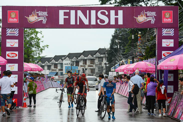 第1ステージ　落車に巻き込まれて自転車を引きずってフィニッシュする選手達