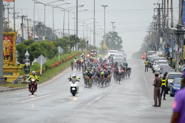 第1ステージ　スタート直後から雨の中のレースとなった