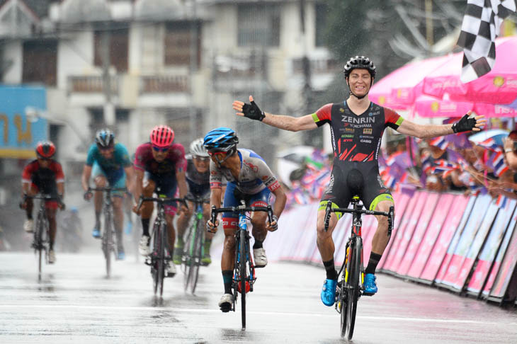 ツアー・オブ・タイランド第1ステージで優勝したレイモンド・クレダー(チーム右京)