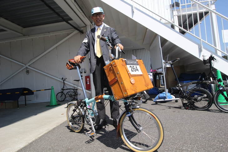 レザー系の小物で統一してバイクをコーディネート