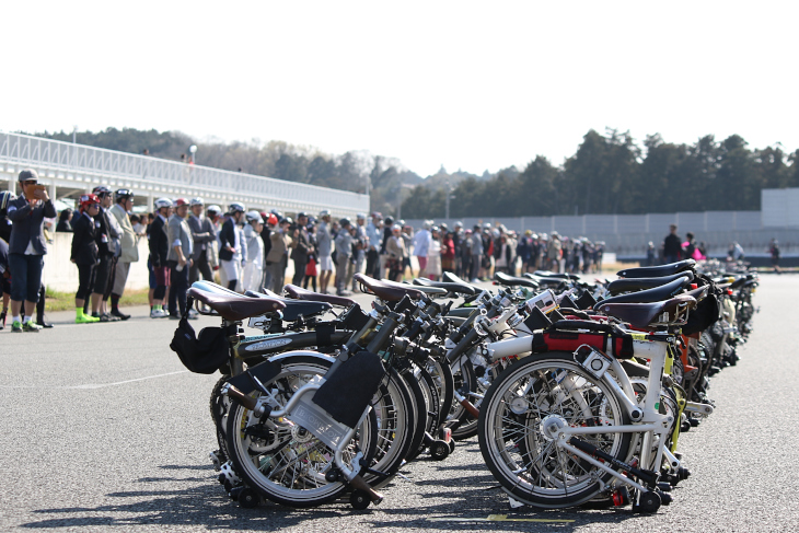 レースはル・マン式、バイクを置いてスタートを待つ