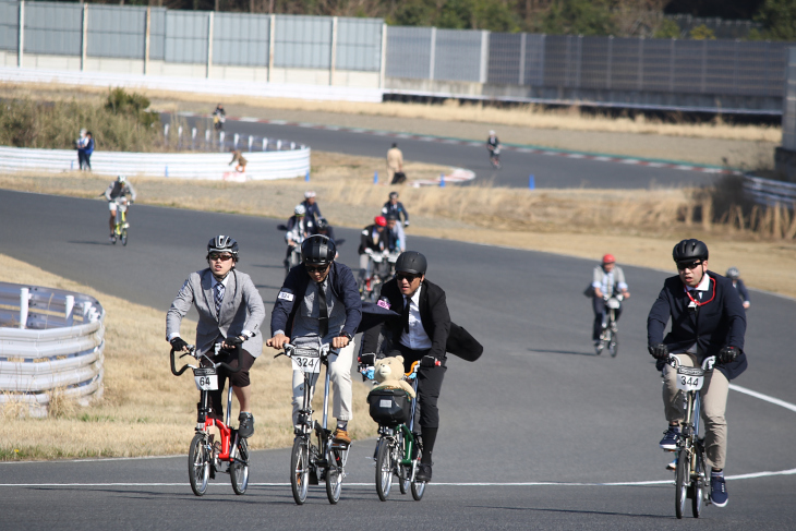 袖ヶ浦フォレストレースウェイのサーキットコースをダイナミックに駆ける