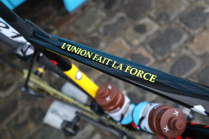 「L'UNION FAIT LA FORCE(団結は力なり)」