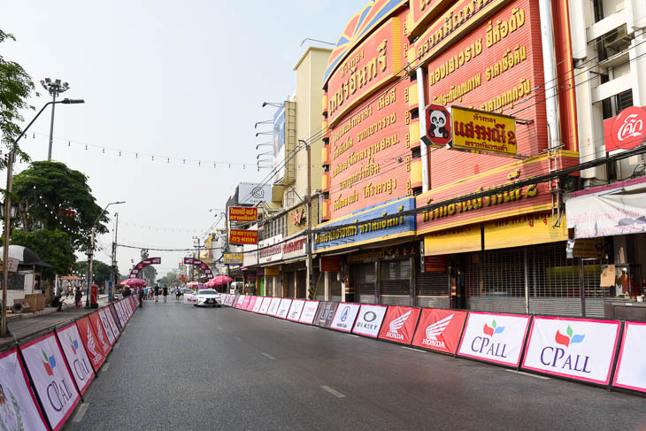 第5ステージのスタートは2015年アジア選手権ロードにも使用された場所で、商店街の趣き