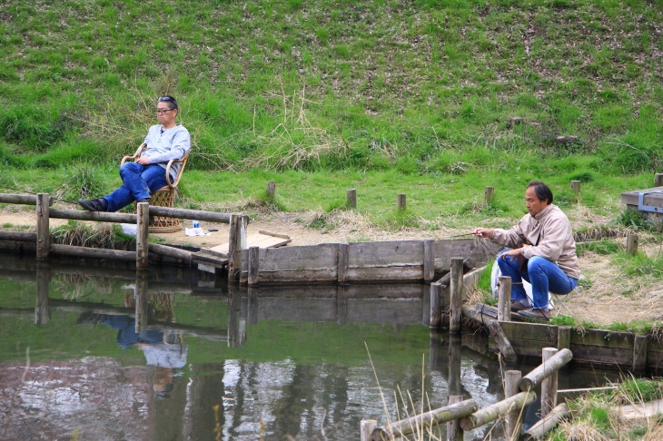 野川で釣りを楽しむ人々