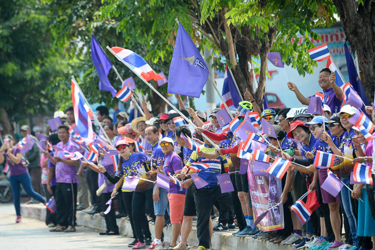 第6ステージ　最終日も沿道にはタイ国旗がたなびく
