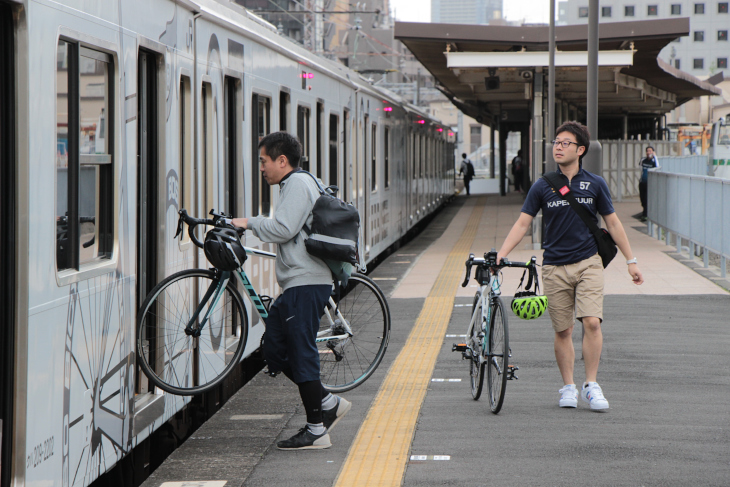 ロードバイクを乗車できる状態で列車内に持ち込むことができるのはスペシャルな体験だ