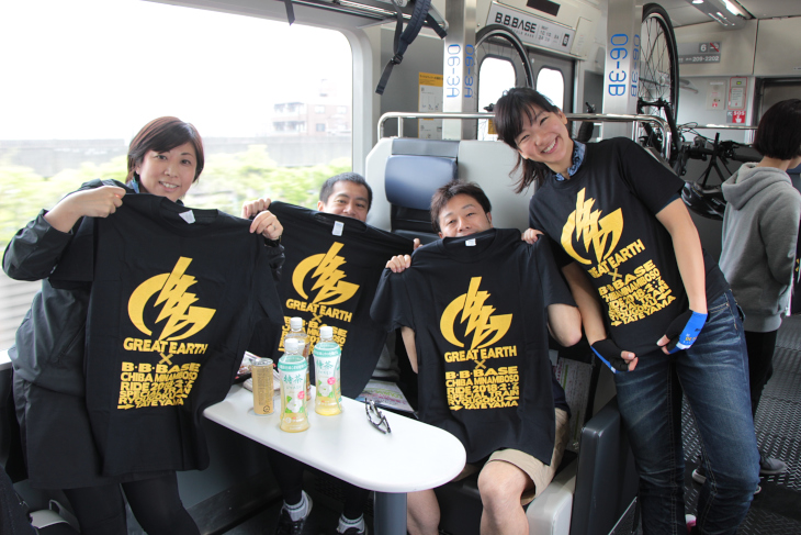 コラボ列車に乗車した方にはオリジナルTシャツをプレゼント