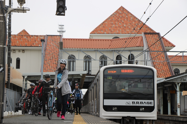 サイクリスト専用列車「B.B.BASE」からアイコニックな駅舎の館山駅に降り立つ