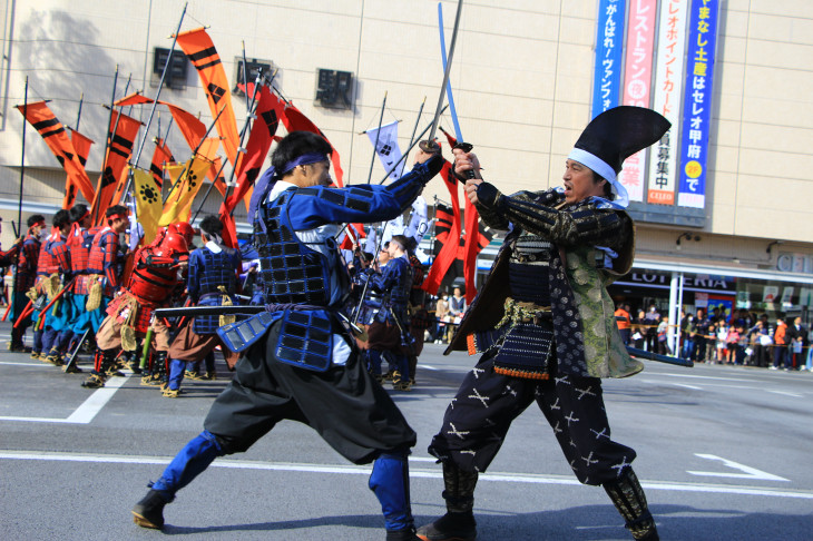 駅前では甲冑に身を包んだ武者たちが合戦する　さながら川中島？