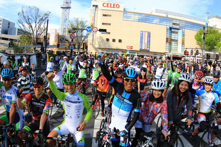 クリテリウム参加選手たちに加え、多くの地元サイクリストらが加わったパレードラン