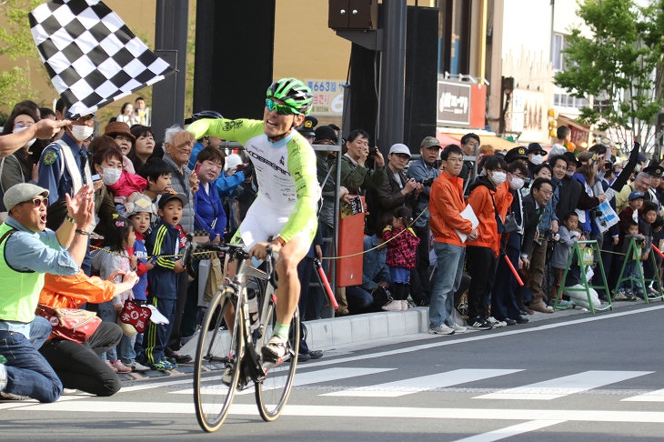 中村龍太郎(チームコバリン)のパフォーマンスに盛り上がる観客達 口をあんぐり開いた男の子が自転車のカッコよさにとりつかれてるといいですね