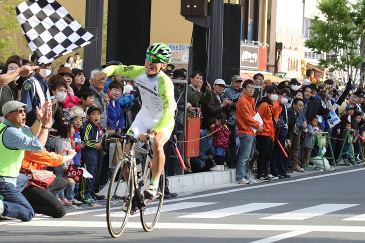 中村龍太郎（チームコバリン）のパフォーマンスに盛り上がる観客達　口をあんぐり開いた男の子が自転車のカッコよさにとりつかれてるといいですね