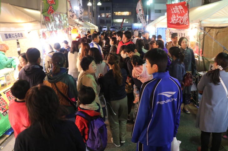 夜まで信玄公祭は続いている　屋台エリアも盛り上がっていた