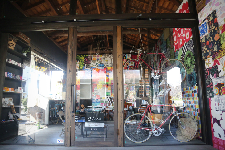 天浜線都田駅の駅舎を利用したカフェ。ヴィンテージバイクも多数飾られていた