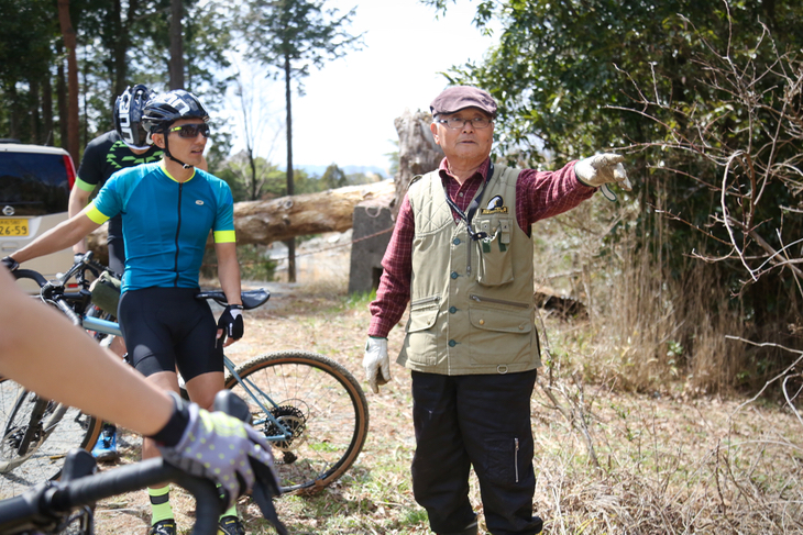 中代峠では山芋掘りをしていた地元の古老と遭遇。これまでのルート情報を共有した