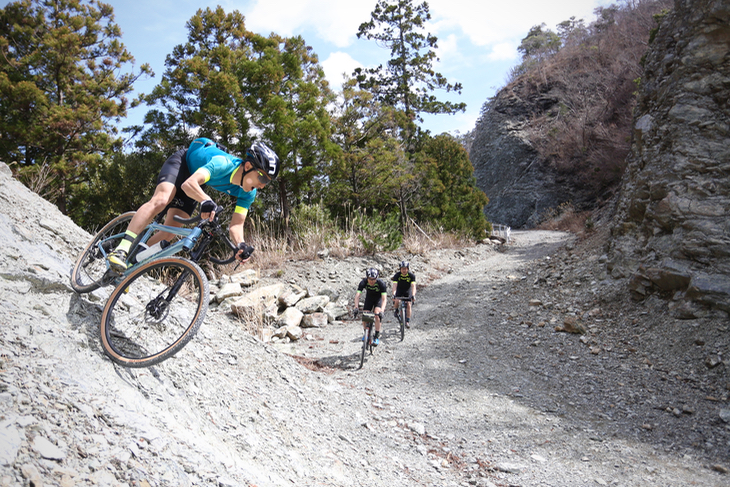 視界が開けた林道観音山1号線で思い切りダウンヒルを楽しんだ