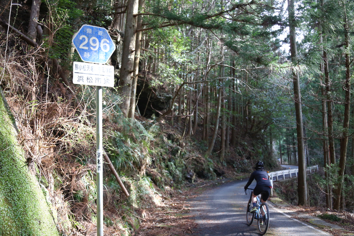 険道と呼んでも過言ではない、阿多古川沿いにうねる県道296号線