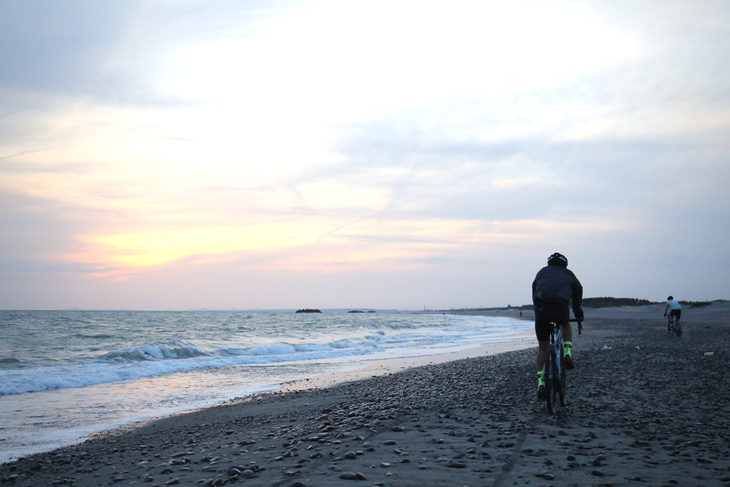 遠州灘に沈んでいく夕日。浜松を思いっきり満喫した1日が終わった