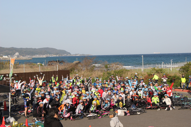 爽やかな青空と海。天候に恵まれサイクリングを楽しめそうだ