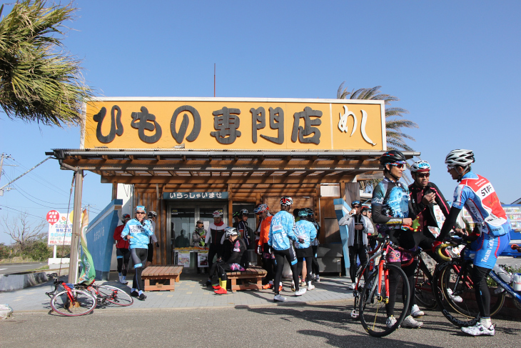 第一エイドは館山ファミリーパーク前にあるひもの専門店に構えられた