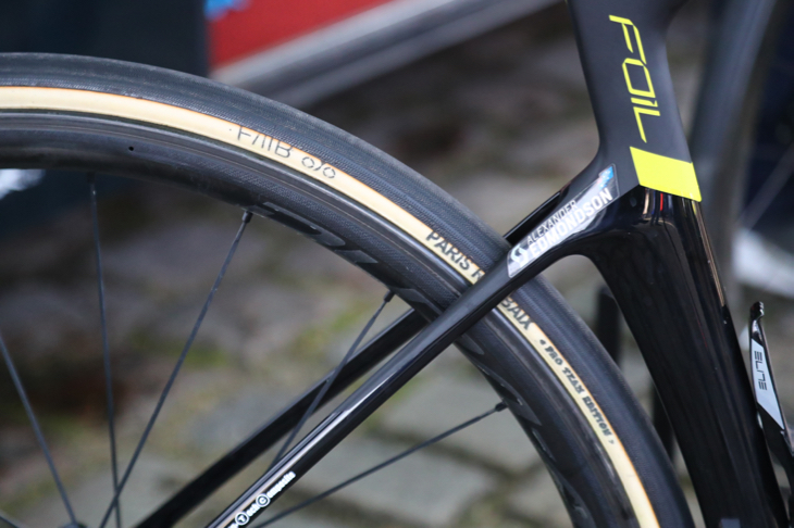 「PRO TEAM EDITION」ロゴ入りFMB製PARIS ROUBAIX（27c）を使用する選手も