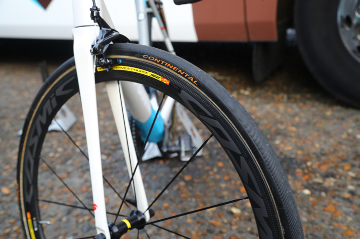 コスミックカーボンに組み合わせたのはコンチネンタルのCOMPETITION PRO LTD RBX(28mm)