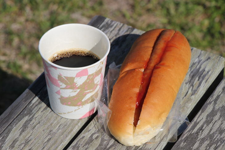 筆者はホットドッグとコーヒーというさながらモーニングのセットに