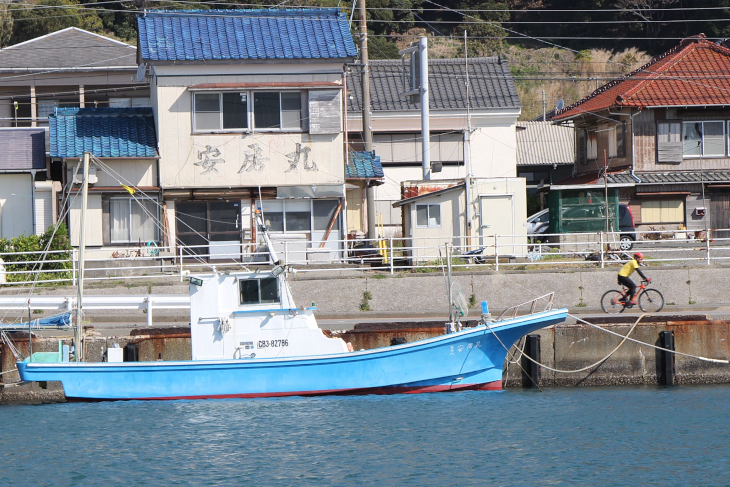 停泊している漁船の脇を駆け抜けていく