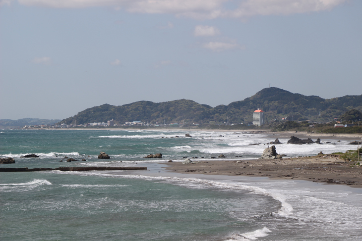 白波が立つ海岸線の光景は美しい