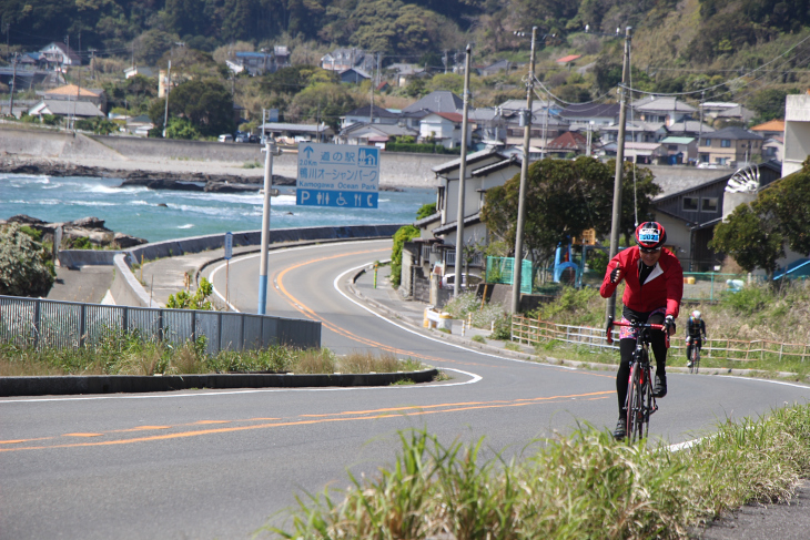 海岸線に沿って作られた道は左右にうねる