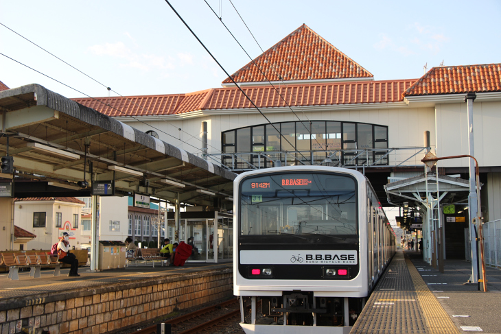 夕日を浴びる館山駅舎はノルタルジックな雰囲気に