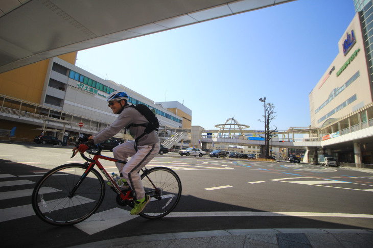 土浦駅前のロータリーを通り過ぎたらすぐにつくばりんりんロードだ