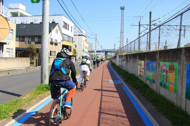 線路沿いの道にはブルーのラインが引かれている